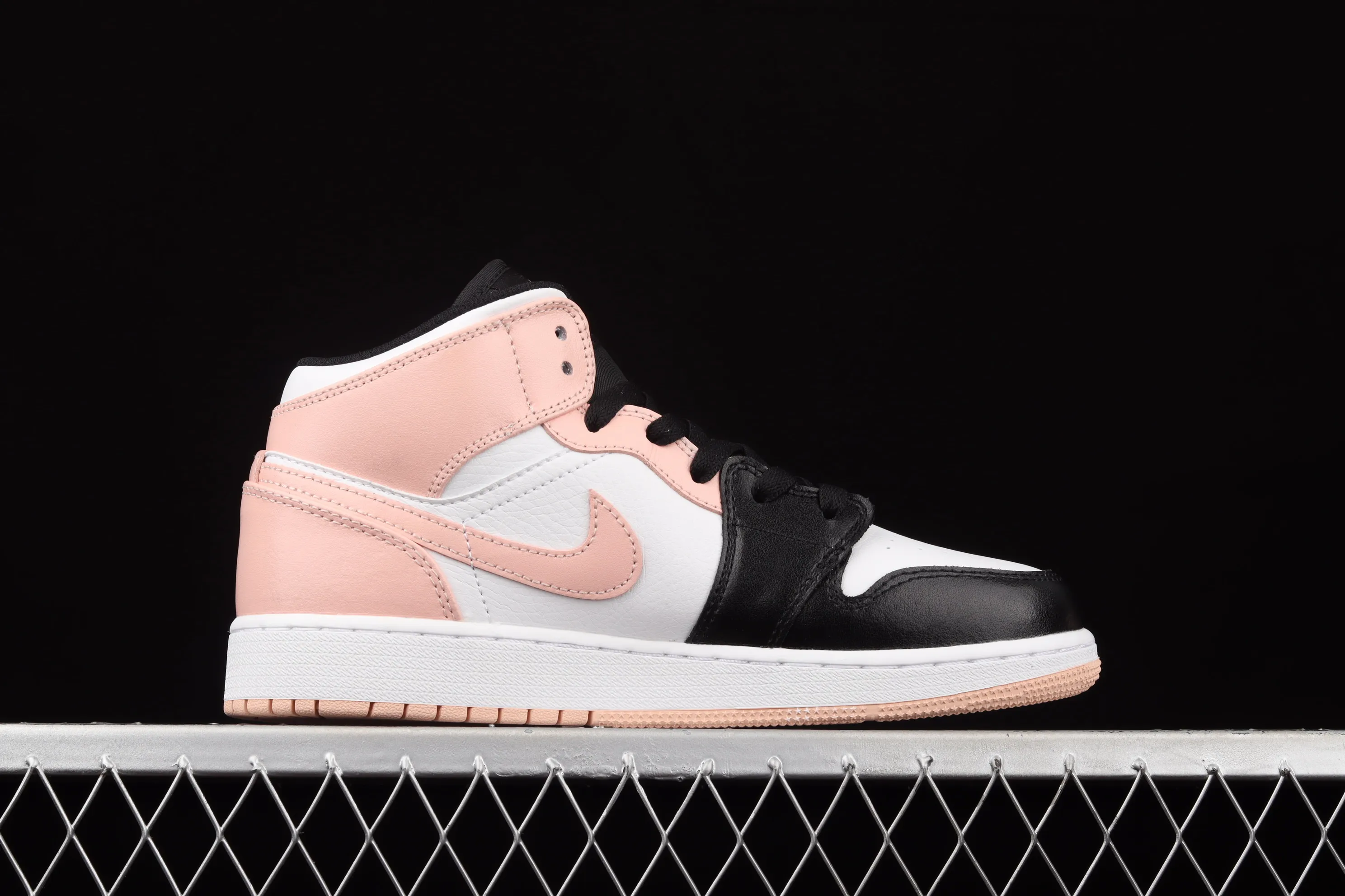 All categories Air Jordan Jordan series basketball shoes Air Jordan 1 Mid G version pure original Air Jordan 1 Mid AJ1 Joe 1 black and white powder Zhongbang basketball shoes 554725-133
